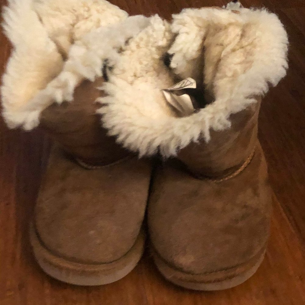Ugg Bow Boots - Girl size 8